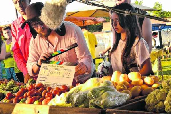 Membro da equipe prepara cena; 30 pessoas participam da produção do filme (Foto: Larissa Morari)