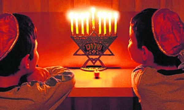 Entre as datas no calendário judaico, o Chanucá é cultuado nas sinagogas e, também, nas casas das famílias praticantes