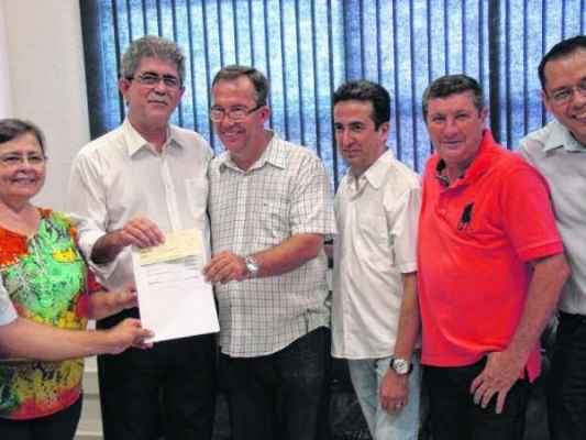 Agnelo Matos (PT) entrega cheque com valores repassados pela prefeitura à Câmara como resultado de economia
