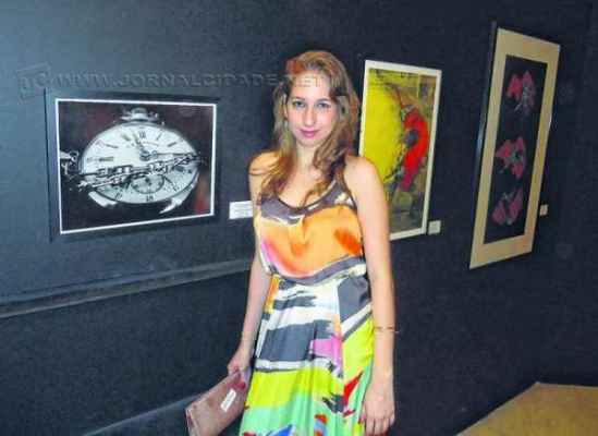 A artista plástica rio-clarense Aline Pascholati fez parte de um grupo eclético de artistas originários de mais de 60 países dos cinco continentes