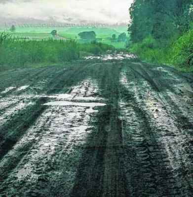 Estrada da Mata Negra tomada pelo barro em vicinal que margeia a SP-127