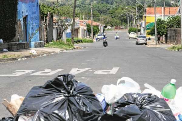 Coletores, no Paineiras, percorreram rua por rua para retirar o lixo das calçadas e amontoá-lo na via