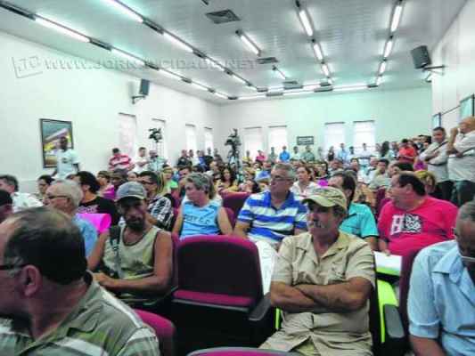 Servidores lotaram a penúltima sessão ordinária do ano no auditório da Associação Comercial e Industrial de Rio Claro