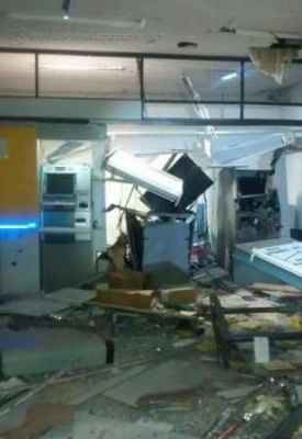 Parte do teto da agência desabou, ferros retorcidos e vários vidros quebrados fazem parte do cenário de destruição (Foto: Rogério Cesar Cezario)