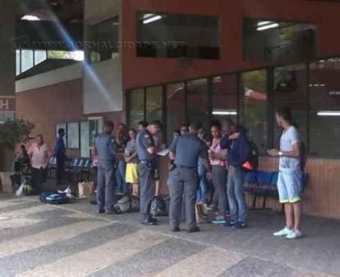 Policiais Militares em operação na rodoviária de Rio Claro