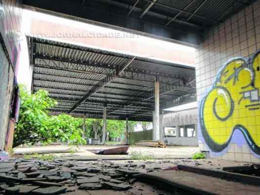 Os moradores do entorno reclamam há tempos dos problemas gerados pelo local, que também acumula animais peçonhentos