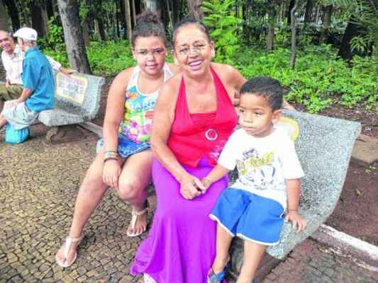 Benedita Aparecida dos Santos e os netos no Jardim Público de Rio Claro