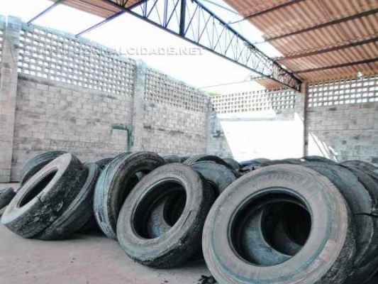 SITUAÇÃO DE RISCO: parte do telhado do galpão que serve como depósito para pneus foi danificada por um temporal