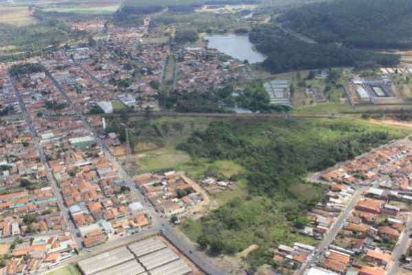 A foto aérea indica as áreas por onde deverá passar a avenida dupla, ligando a Vila Cianelli à Vila Monte Alegre