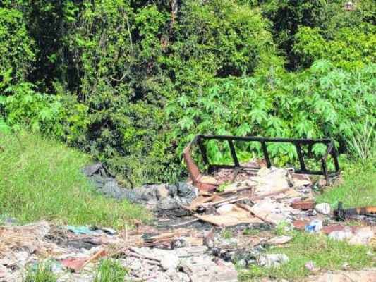 Às margens do rio: vários materiais são descartados próximo ao Córrego da Servidão, no trecho do Guanabara II