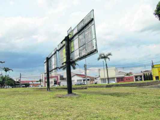 De acordo com a Prefeitura, as placas nas imediações do Estádio Municipal são de competência da Secretaria de Esportes