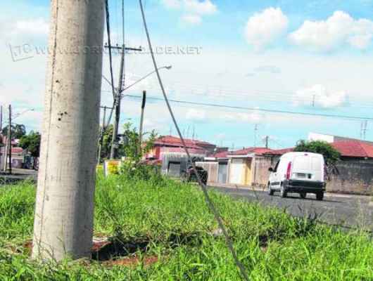 ACIDENTE: mulher que dirigia um Ford EcoSport perdeu o controle do carro, batendo contra este poste de iluminação