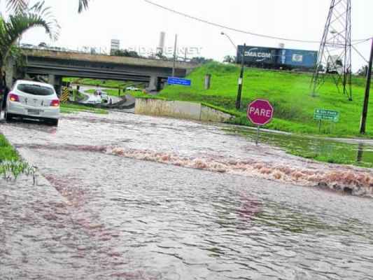 Avenida Presidente Tancredo Neves fica tomada pela água a cada novo temporal