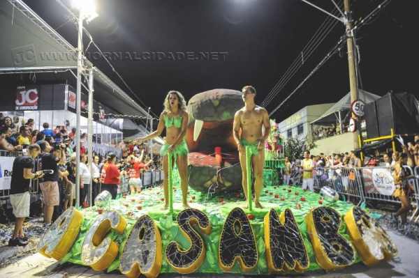 Desfile da escola de samba A Casamba, na Rua 3-A, entre as Avenidas 50-A e 80-A, no Carnaval de 2014