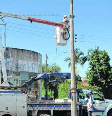 Funcionários da Elektro fazem reparo na rede elétrica em via de Rio Claro (foto arquivo)