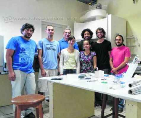 Equipe que trabalha com o Prof. Dr. Giovanni Gozzi (primeiro da direita para esquerda) em laboratório de Física da Unesp