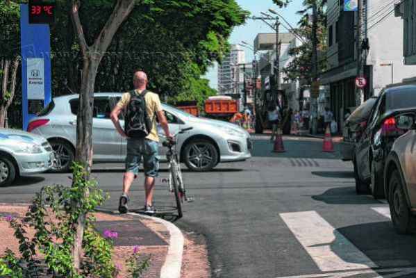 Motoristas foram surpreendidos por um desvio na região central. O congestionamento aborreceu os rio-clarenses