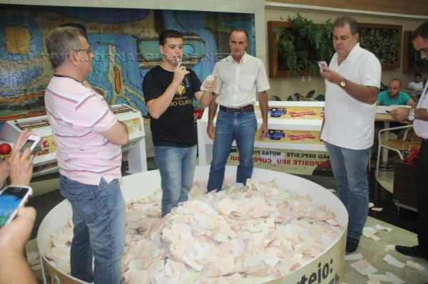 A Campanha de Natal do Shopping sorteou uma caminhonete Ford Ranger Cabine Dupla Zero Km e dois pacotes de viagem para o Rio Quente Resorts, com direito a acompanhante.