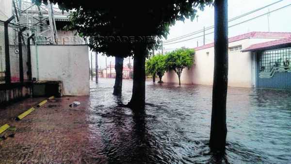 INUNDAÇÕES: chuva que atingiu Rio Claro nesta terça-feira, dia 10 de fevereiro, provocou alagamentos em diversos pontos (Foto: Defesa Civil)