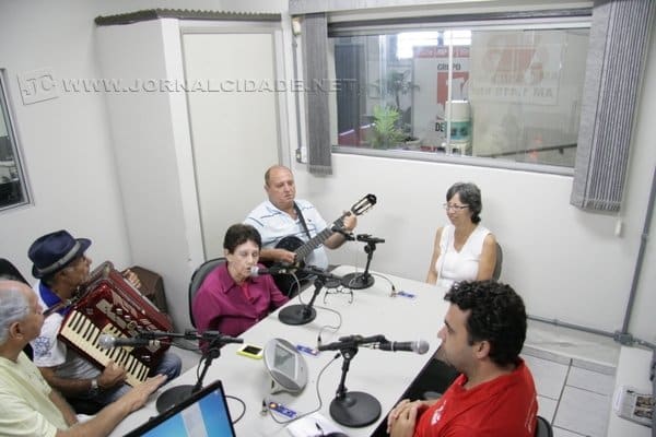Os seresteiros Valentim, Pitiko, Margot, Edu, e a superintendente do Arquivo Municipal, Maria Teresa de Arruda Campos
