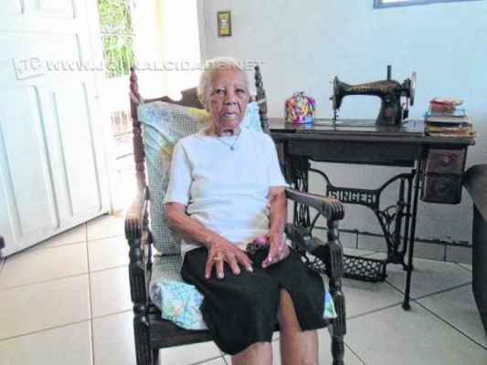 Com 100 anos completos no último dia 13, Dona Benedita vive no bairro Bela Vista com a filha, Maria Aparecida, e o neto
