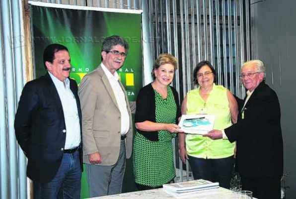 Comitiva da prefeitura de Rio Claro entregando projeto do Memorial para então ministra da Cultura, Marta Suplicy