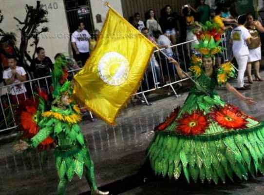 Integrantes da A Casamba desfilaram mesmo com a forte chuva