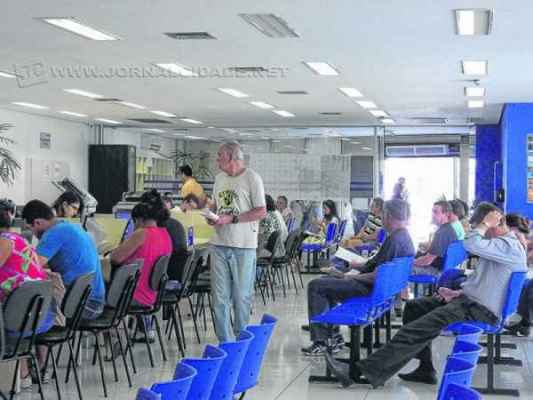 Contribuintes aguardam atendimento no Atende Fácil