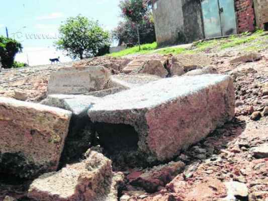 Entulho é despejado em avenida do Jardim Boa Vista II, na tentativa de minimizar os impactos da falta de pavimentação em trechos dessa localidade