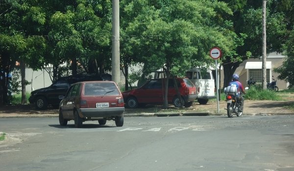 Constantemente motoristas dirigem na contramão no trecho da Avenida M-15 entre as ruas M-9 e M-10 no Grande Cervezão 