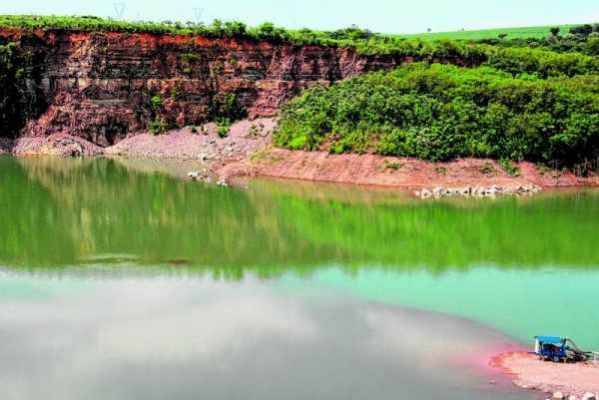 Atualmente, água da cidade é captada das cavas de argila (foto) e da Represa do Barro Preto