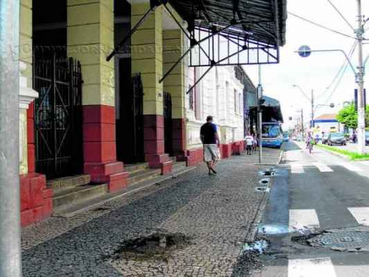 Na manhã dessa quarta-feira (11) ainda era possível observar algumas poças de água dentro e fora da antiga Estação