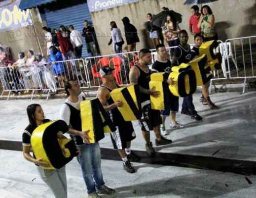Integrantes do bloco-escola Gaviões da Fiel