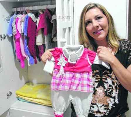 A pequena Laura, que está sendo gerada pela tia, está prevista para nascer em maio. Mãe biológica mostra o quarto do bebê