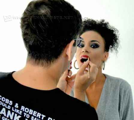 Jerdes Andrade finaliza maquiagem especial de Carnaval em modelo