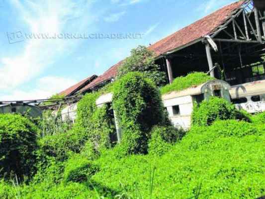 Munícipes denunciam o estado de abandono em que se encontra área não-operacional do Dnit, na Avenida 24-A com Rua 6-A, Cidade Nova