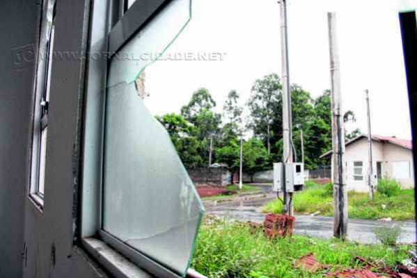 Vidraças quebradas, descarte de lixo e mato alto revelam a situação do conjunto habitacional situado no Jardim Boa Vista II