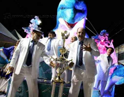 Samuca recebeu o troféu durante o desfile