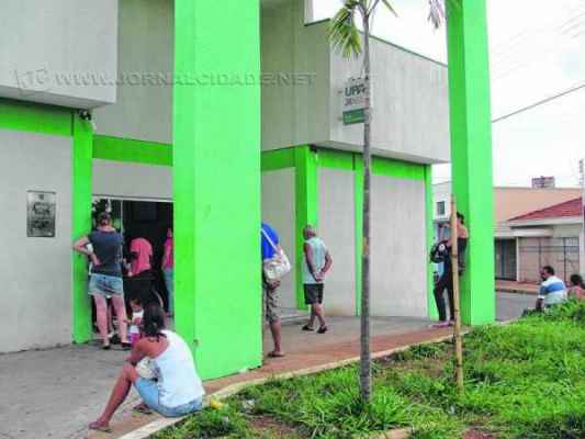 Pacientes reclamam do tempo de espera para atendimento na UPA. Procura nas unidades aumentou com casos de dengue