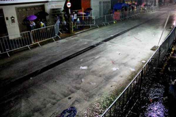 Foliões já estão espalhados pela Passarela do Samba