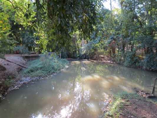 Córrego de Santa Gertrudes abastece o município, que conseguiu reduzir o consumo e as perdas de água tratada