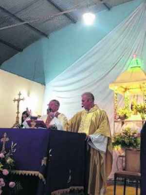 Padre Jocelir e o bispo Dom Josivaldo na missa celebrada na Afinsc na segunda-feira (foto Andre Godoy/Facebook)