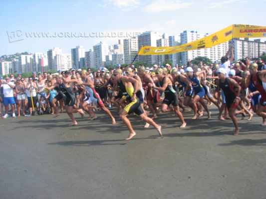 Competidores devem disputar 1,5 km de natação, 40 km de ciclismo e 10 km de corrida 