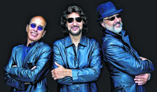 Trio foi considerado em 2003 um dos três melhores covers de Bee Gees do mundo; show acontece a partir das 23h e ingressos estão à venda (Foto:Divulgação)