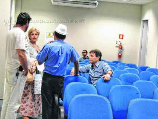 Diretores do sindicato dos servidores municipais durante conversa com a vereadora Maria do Carmo Guilherme (PMDB)