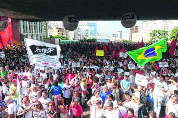 Manifestantes da APEOESP durante ato pelo aumento de salário da categoria em São Paulo na última sexta-feira (13)