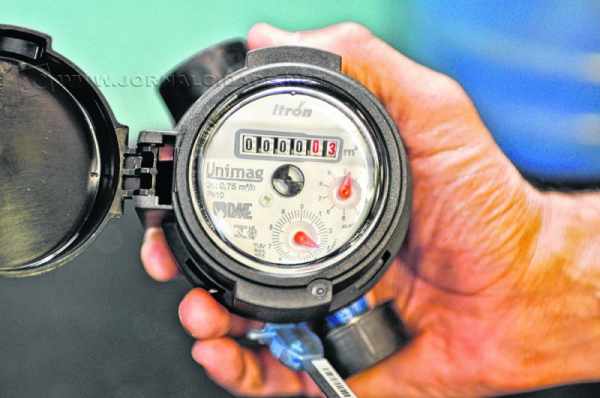 Em local com problema de abastecimento de água, hidrômetro registra diferença de 3 mil litros de ar antes da água chegar