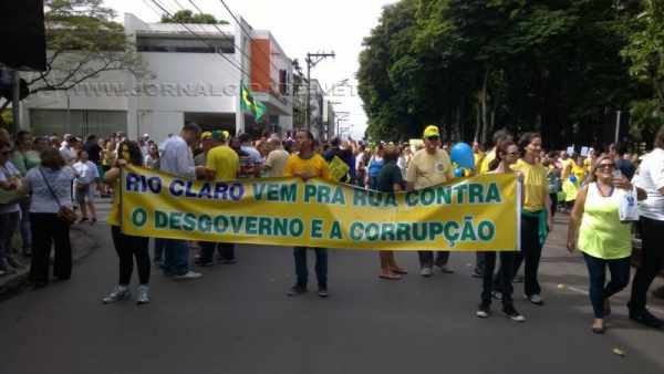 Rio-clarenses no protesto pela Rua 3, no Centro