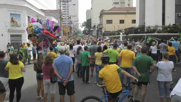 Manifestantes se reúnem em Piracicaba (Foto: Denise Amgarten)
