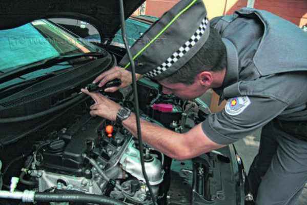 Outra ação realizada pela Polícia Militar de Rio Claro para reduzir casos de furto e roubos em veículos, é a vistoria de carros nas concessionárias do município